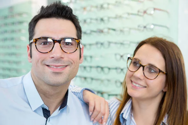 Par vänliga ögonläkare tittar på kameran — Stockfoto