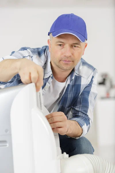 Technicus controleert de airco. — Stockfoto