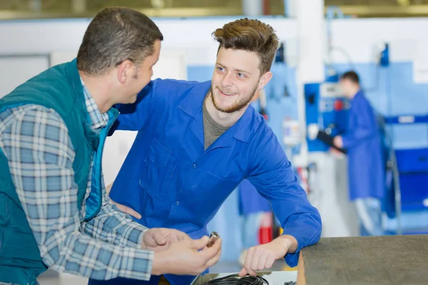 Mechaniker-Lehrling in Kfz-Werkstatt — Stockfoto