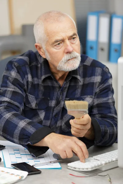 Pittore anziano che tiene pennello — Foto Stock