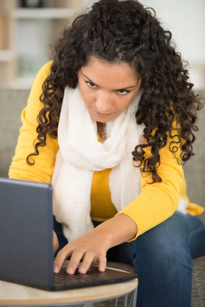 Sérieux jeune femme acheter en ligne à la maison — Photo