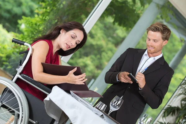 Bild einer lächelnden Frau im Rollstuhl — Stockfoto