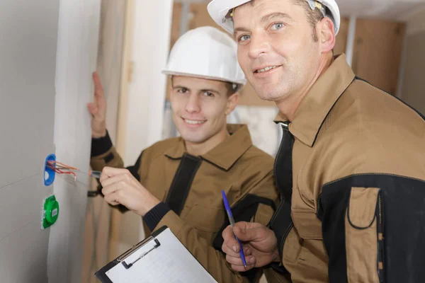 Två elektriker VVS-uttag — Stockfoto