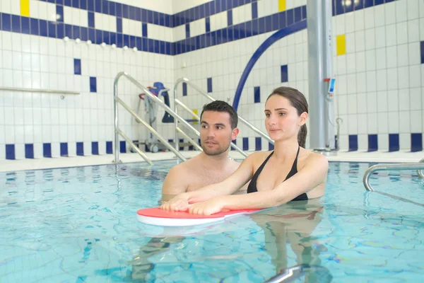 Pareja nadando en la piscina —  Fotos de Stock