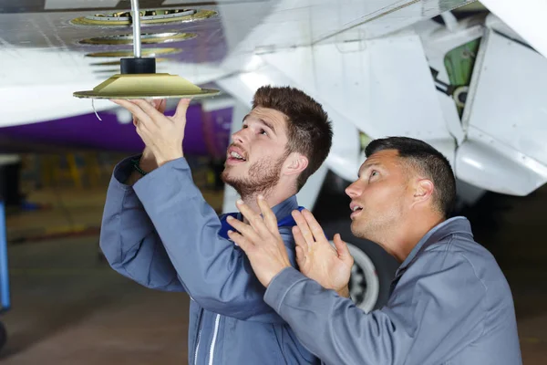 タービンエンジン飛行機をチェックする技術者 — ストック写真