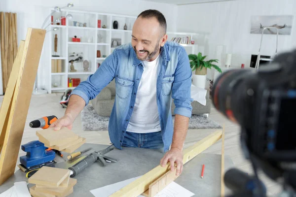 Man recording a tutorial for his do-it-yourself blog — Stock Photo, Image