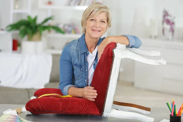 Senior-Möbeldesignerin blickt in Kamera — Stockfoto