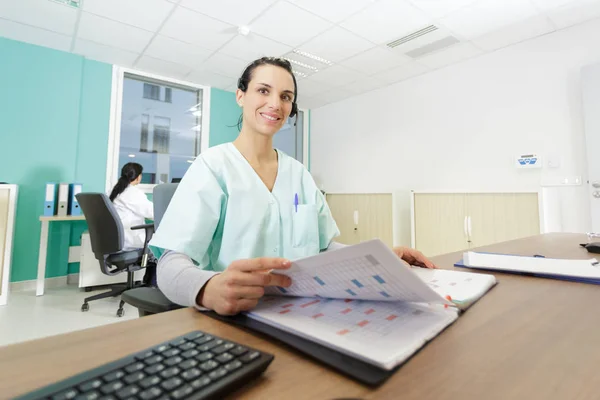 Médico na recepção do hospital — Fotografia de Stock