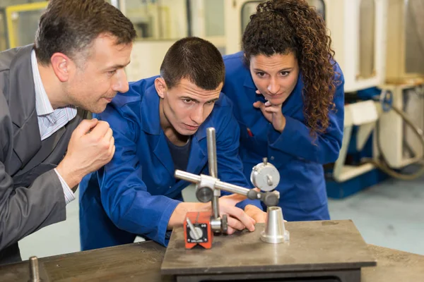 Estudantes que trabalham em projeto de aula de engenharia — Fotografia de Stock