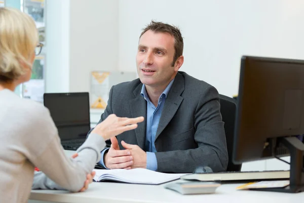 Empresário ouvir o cliente durante a consulta — Fotografia de Stock