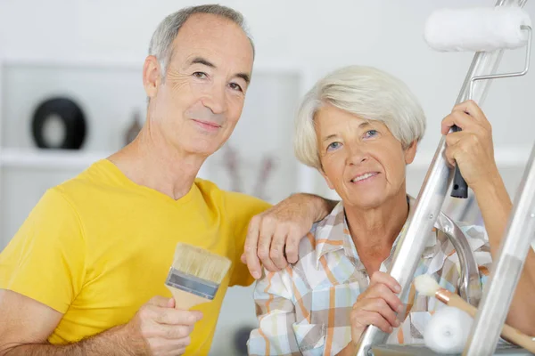 Feliz pareja mayor sosteniendo herramientas bricolaje —  Fotos de Stock