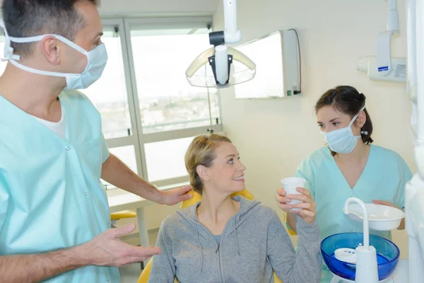 Paziente di sesso femminile sulla sedia del dentista — Foto Stock