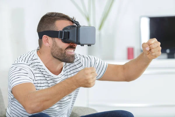 VR 마스크를 테스트하는 동안 행복 매력적인 남성 — 스톡 사진