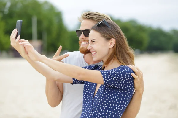 Kaçık bir selfie çeken çift — Stok fotoğraf