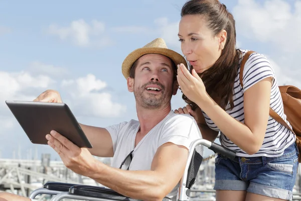 Vrouw en man in rolstoel op Pier — Stockfoto