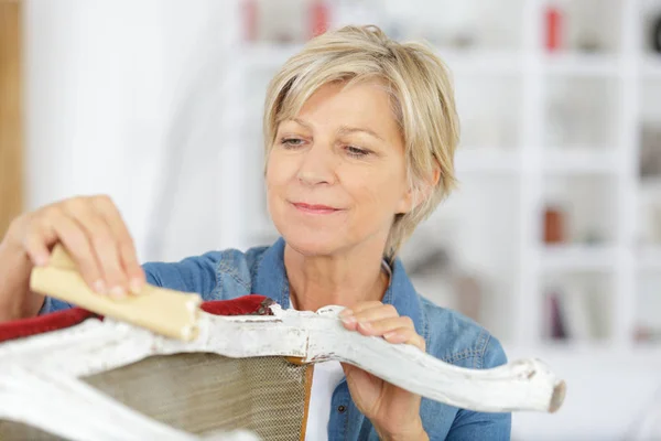 Senior weibliche Möbeldesignerin Schleifstuhl — Stockfoto