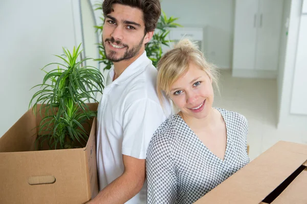 A tulajdonát hordozó fiatal házaspár — Stock Fotó
