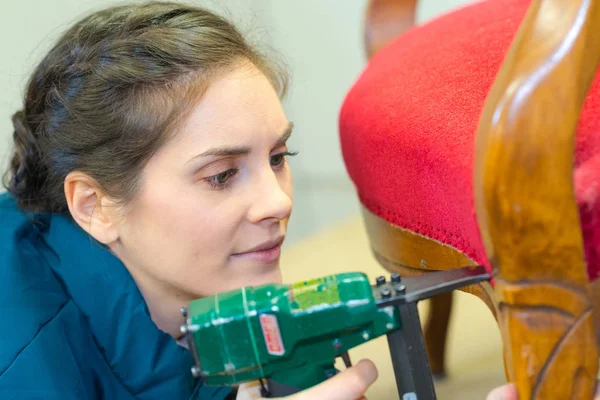 Befestigung von Gewebe und Platten mittels Bauhefter — Stockfoto