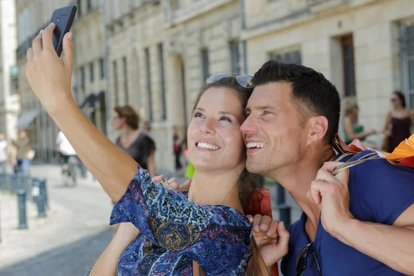 Casal durante selfie depois de fazer compras — Fotografia de Stock