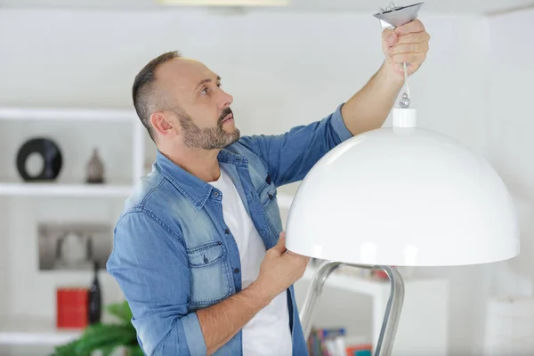 Elektriker fästen rund taklampa — Stockfoto