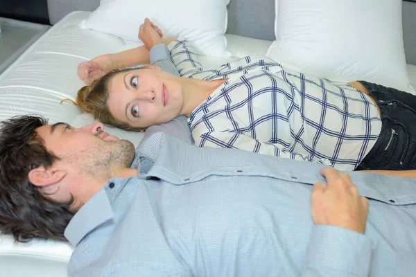 Casal descansando na cama — Fotografia de Stock