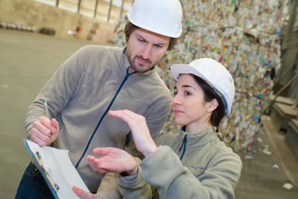 Recyclage des travailleurs d'usine converser — Photo