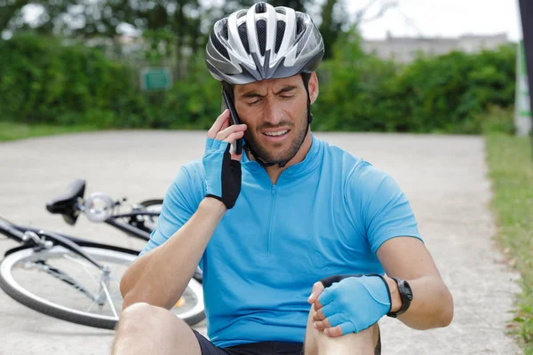 Ciclista caduto sulla carreggiata — Foto Stock