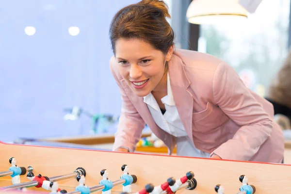 Vänner som har kul tillsammans spelar bordsfotboll — Stockfoto