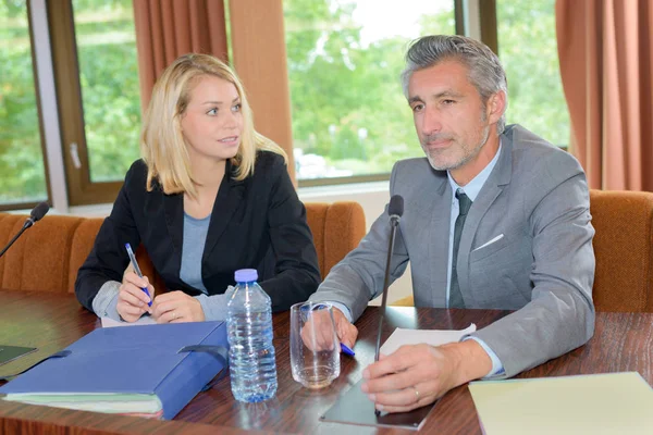 Uomo d'affari che parla in seminario assistente personale accanto a lui — Foto Stock