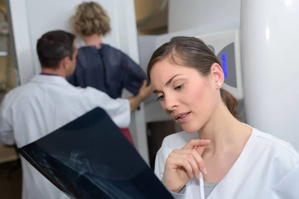 Mujer médico comprobación de rayos X — Foto de Stock