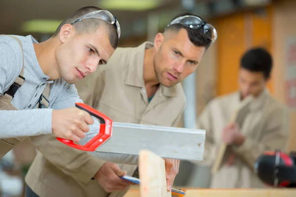 Man zagen van hout in nieuwe huis — Stockfoto