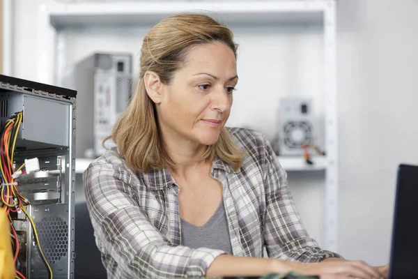 Maduro feminino pc técnico verificando pc peças — Fotografia de Stock