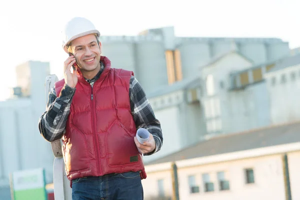 남자 에 작업 유니폼 이야기 에 휴대 전화 — 스톡 사진
