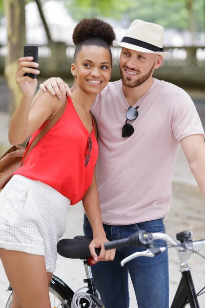 Jonge man vrouw nemen selfie foto — Stockfoto