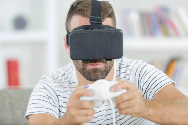 Bell'uomo in una maschera di realtà virtuale — Foto Stock