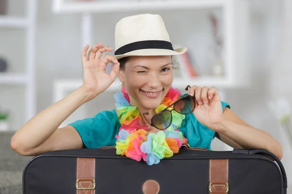 Смеющаяся игривая молодая женщина собирается на каникулы — стоковое фото