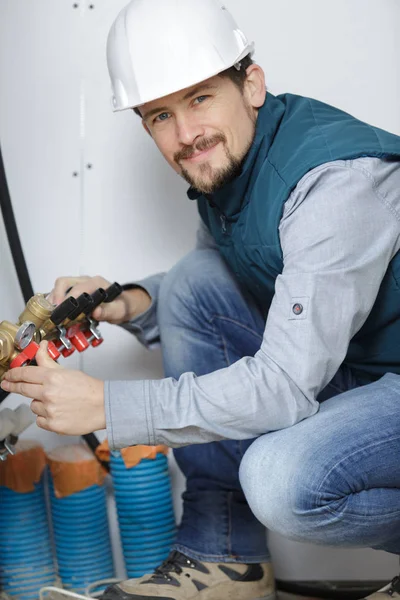 Εργαζόμενος άνθρωπος που ασχολούνται με σωλήνες σύνδεσης — Φωτογραφία Αρχείου