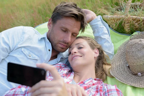 Selfie de amor pareja en la puesta del sol — Foto de Stock