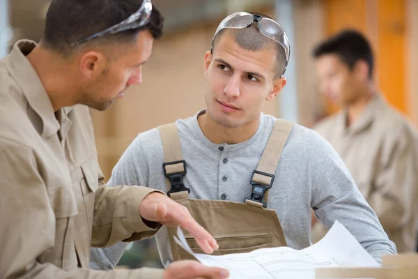 Lavoratori con carta in fabbrica — Foto Stock