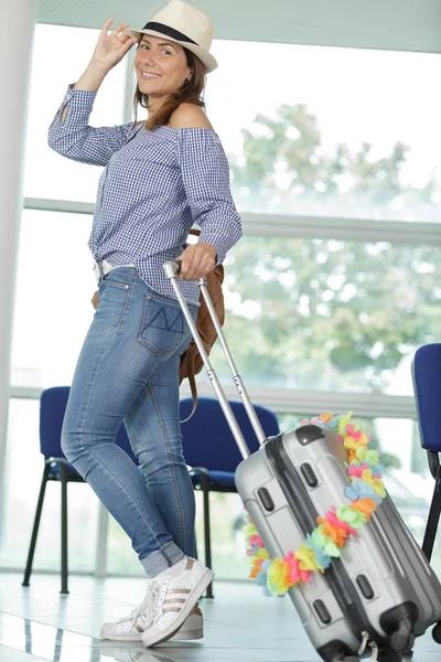 Donna pronta ad andare in vacanza — Foto Stock