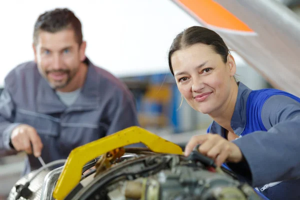 Portret van mannelijke en vrouwelijke vliegtuig mechanica op het werk — Stockfoto