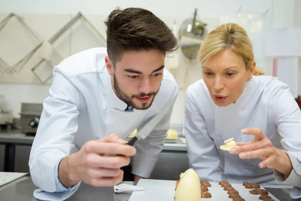 Aprendiz de fabricación de chocolate centrado en la lección —  Fotos de Stock