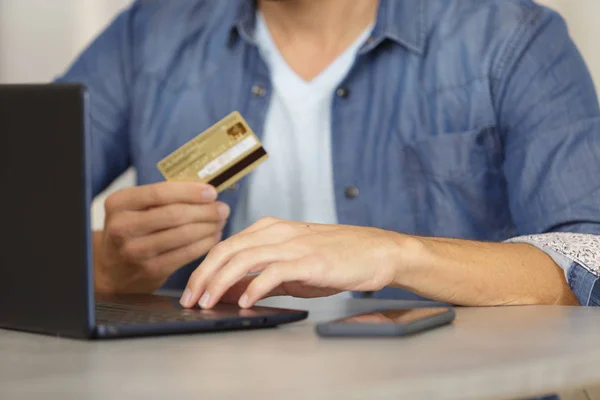 Online-Technologie Bezahlung Laptop funktioniert — Stockfoto