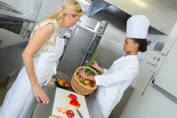 Dos mujeres cocinando en una cocina — Foto de Stock