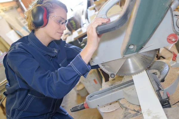 Industrial carpenter using an electronic saw — Stock Photo, Image