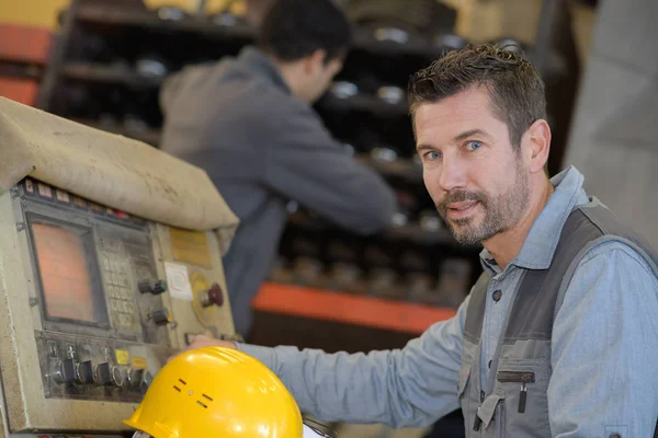 Retrato de hombre máquina de operación — Foto de Stock