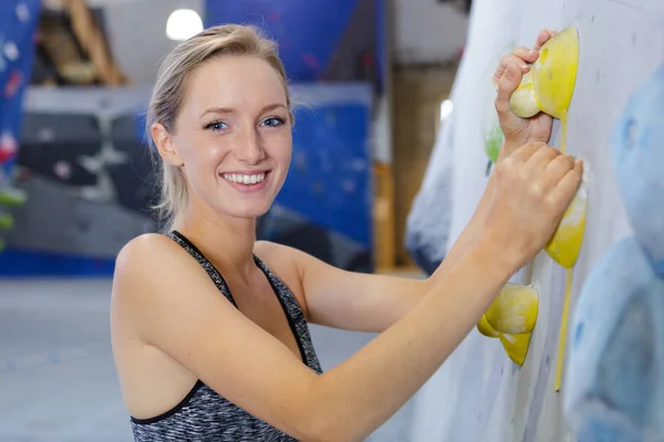 Portret młodej kobiety w centrum wspinaczkowe indooor — Zdjęcie stockowe