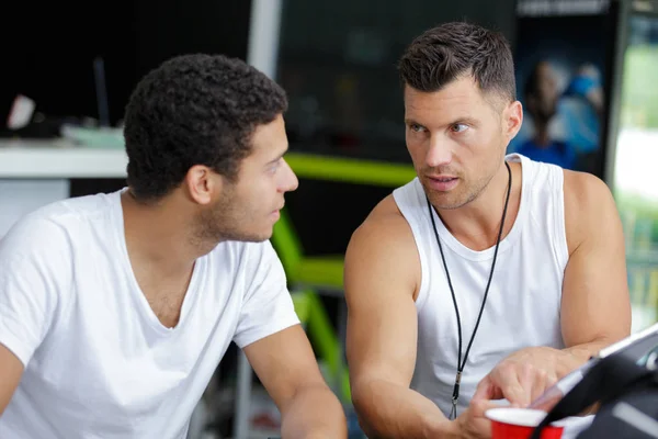 Mann spricht während des Trainings mit Trainer — Stockfoto