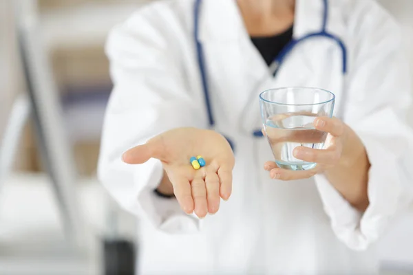 Médico de la mano o farmacéutico dando pastillas a la cámara —  Fotos de Stock