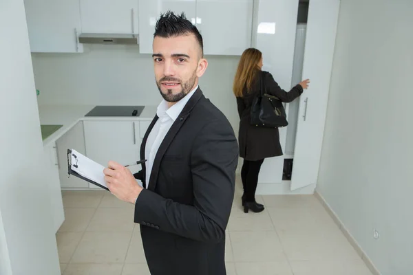 Salesman showing an apartment — Stock Photo, Image